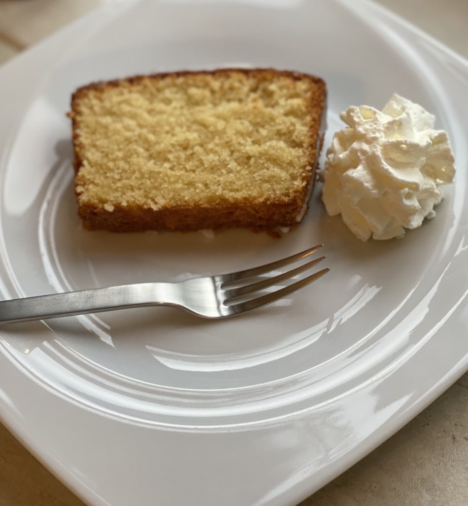 Zitronen-Mandel-Kuchen mit Zuckerglasur